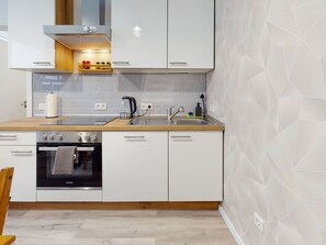 Kühlschrank, Mikrowelle, Ofen, Geschirrspüler