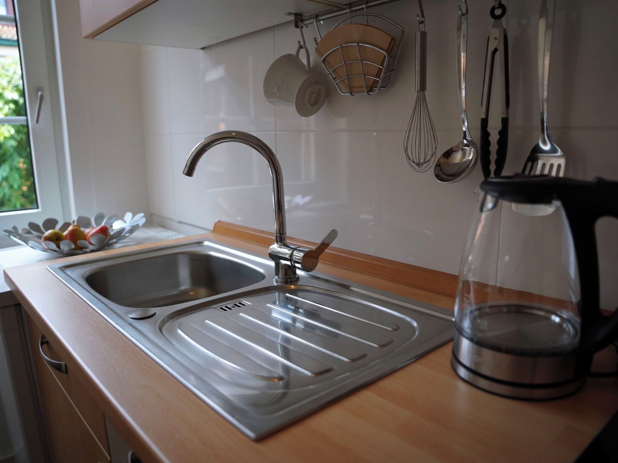 Fridge, oven, dishwasher, cookware/dishes/utensils