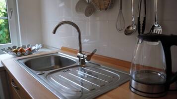 Refrigerador, horno, lavavajillas, utensilios de cocina