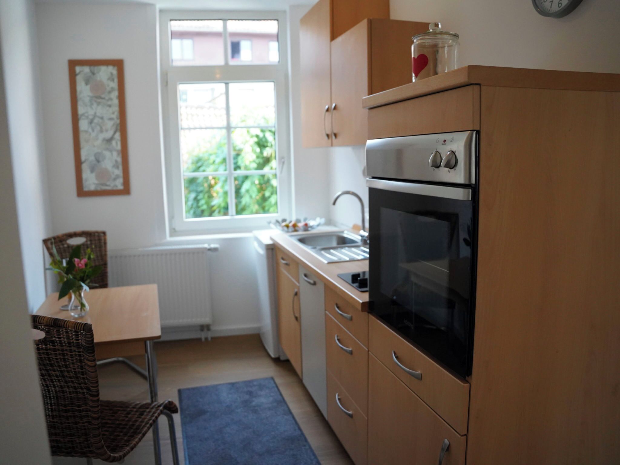 Kylskåp, ugn, diskmaskin och grytor/köksredskap