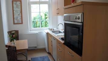 Kylskåp, ugn, diskmaskin och grytor/köksredskap