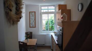 Refrigerador, horno, lavavajillas, utensilios de cocina