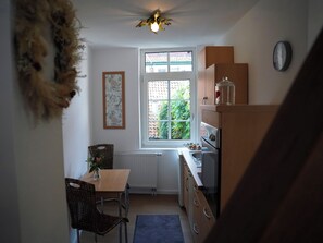 Fridge, oven, dishwasher, cookware/dishes/utensils - Wohnung in Hameln mit Garten by Interhome (Hameln)