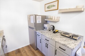 Fridge, microwave, stovetop, dishwasher - Fox Cabin - Lakefront - Dog Friendly - Sleeps 4 (Bass Lake)