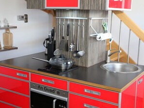 Réfrigérateur, micro-ondes, batterie de cuisine, vaisselle et ustensiles