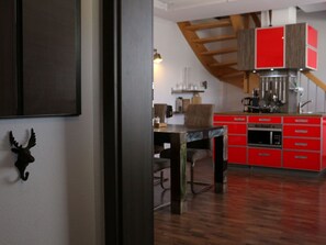 Réfrigérateur, micro-ondes, batterie de cuisine, vaisselle et ustensiles