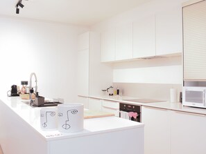 Kühlschrank, Mikrowelle, Ofen, Geschirrspüler