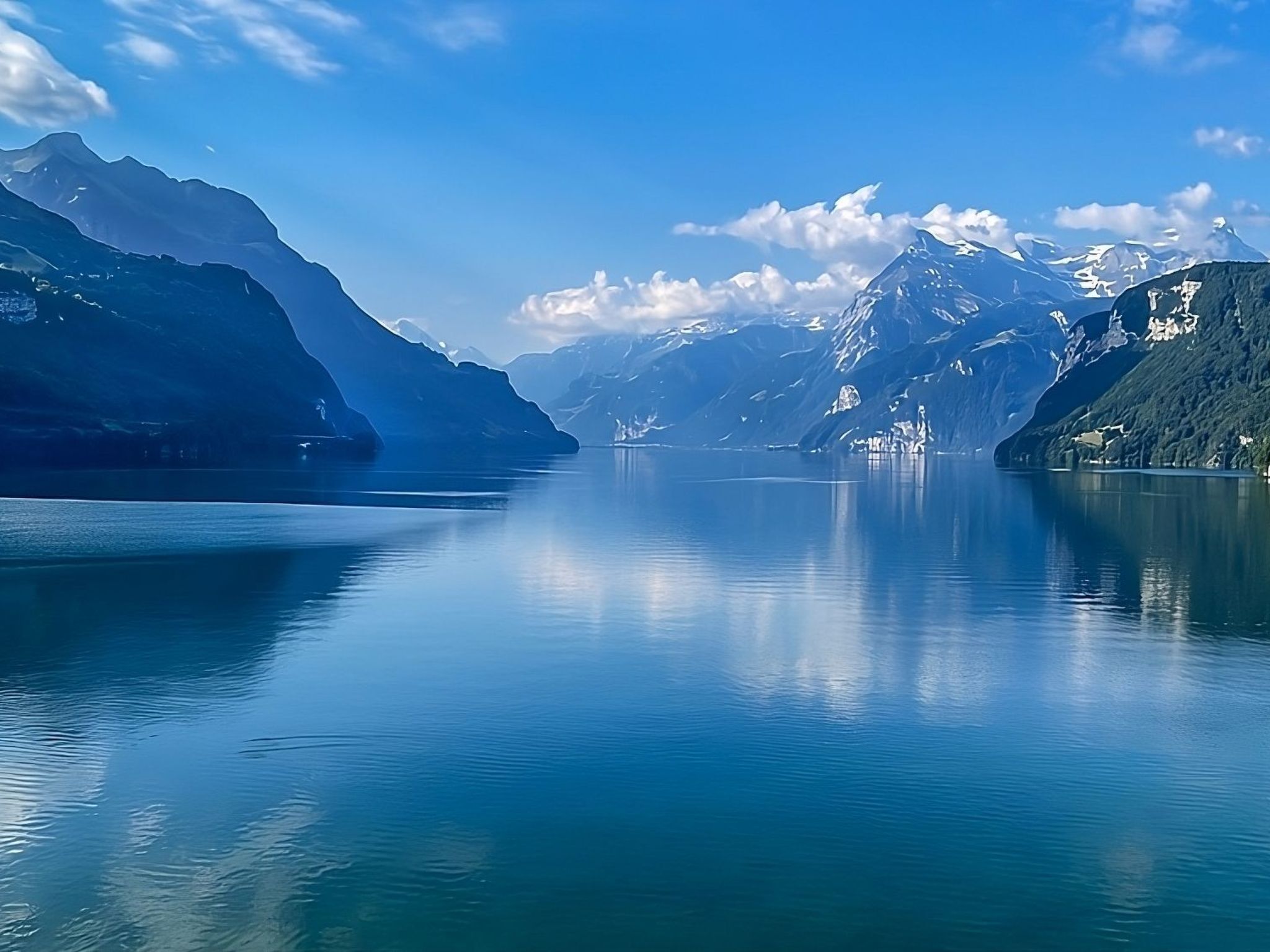 Ein ruhiger See mit Bergen im Hintergrund.