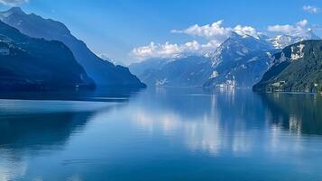 Ein ruhiger See mit Bergen im Hintergrund.