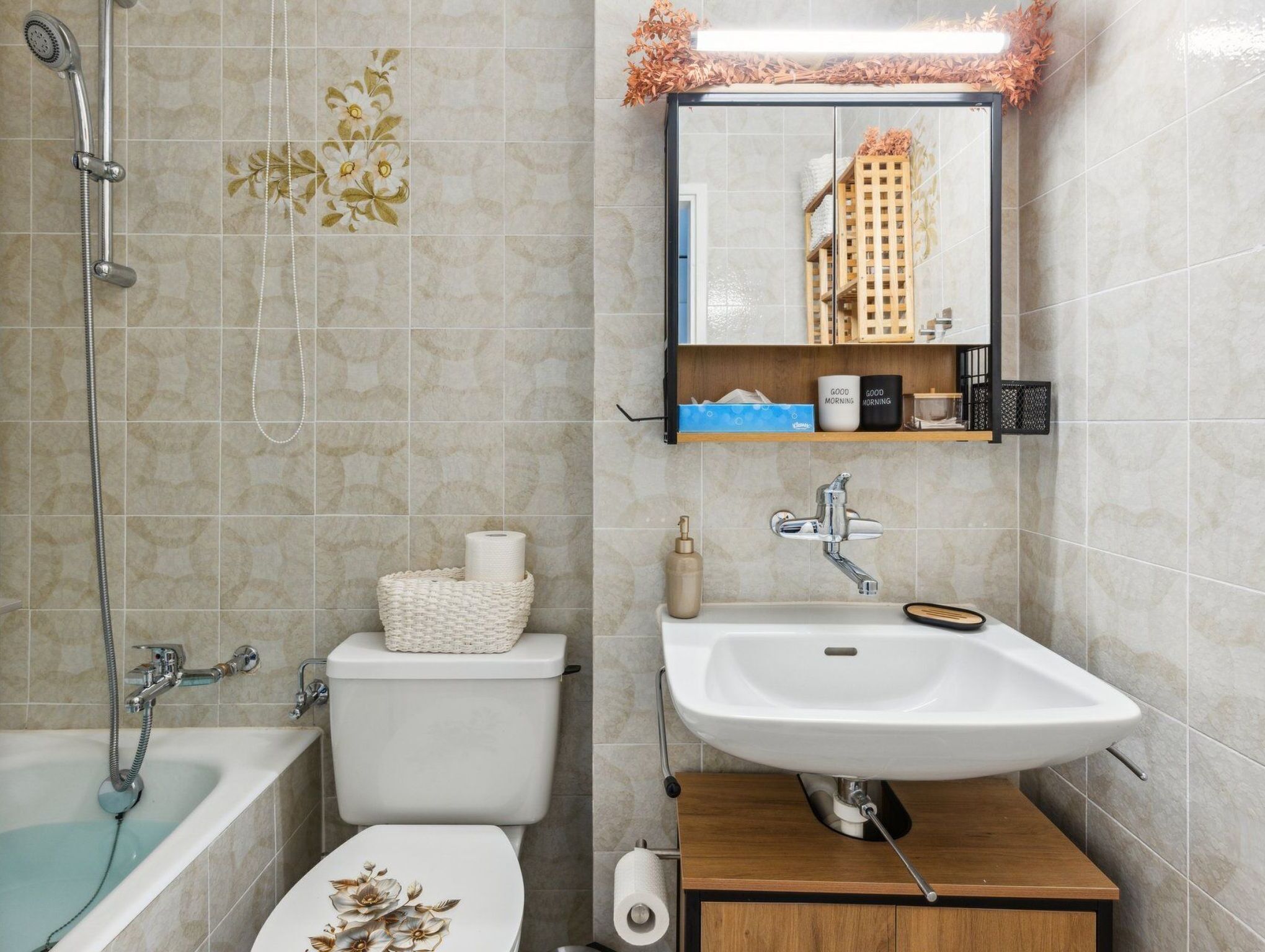 Ein Badezimmer mit Badewanne, Toilette und Waschbecken.