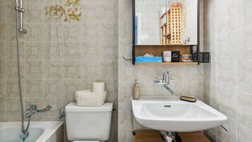 Ein Badezimmer mit Badewanne, Toilette und Waschbecken.