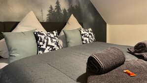 Una camera da letto con un letto, cuscini e una coperta.