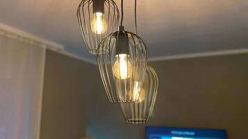 En modern inredning med en hängande lampa med tre ljuskällor.