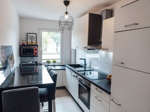 Frigorífico, microondas, horno y lavavajillas