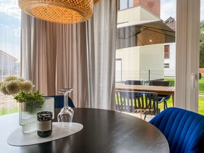 Dining - Modernes Ferienhaus mit Sauna, Seeblick, Dachterrasse und Garten by Interhome (Krakow am See)