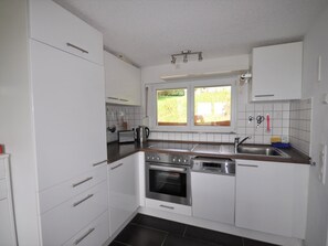 Refrigerador, horno, lavavajillas y utensilios de cocina 