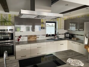 Fridge, oven, dishwasher, cookware/dishes/utensils - Hochheide Lodge by Interhome (Winterberg)
