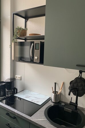 Refrigerador, microondas, lavavajillas y utensilios de cocina 