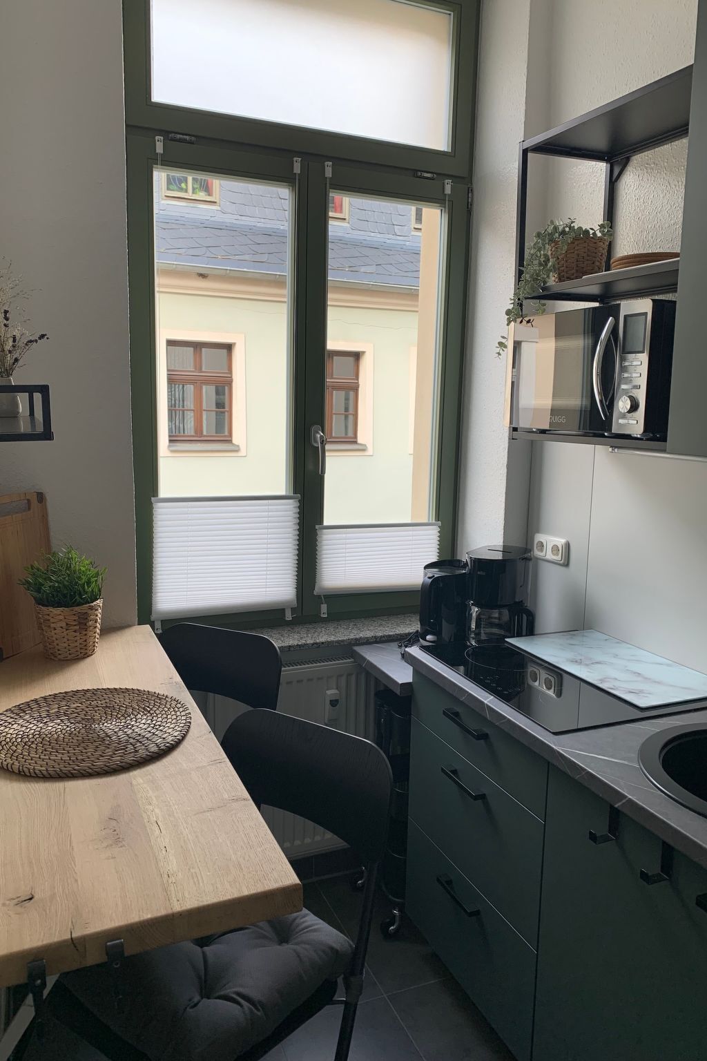 Køleskab, mikrobølgeovn, opvaskemaskine, køkkentøj/tallerkener/redskaber