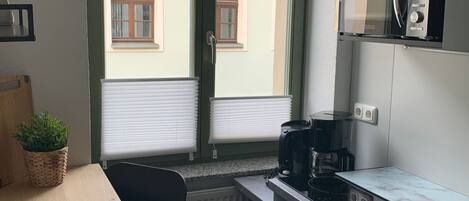 冷蔵庫、電子レンジ、食器洗い機、調理器具と食器