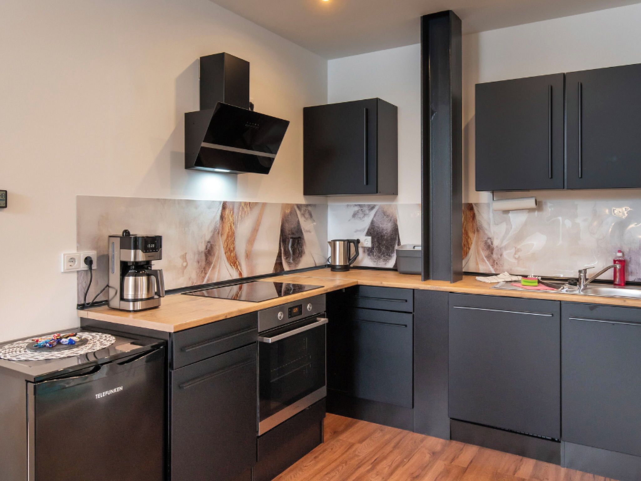 Kühlschrank, Mikrowelle, Ofen, Geschirrspüler