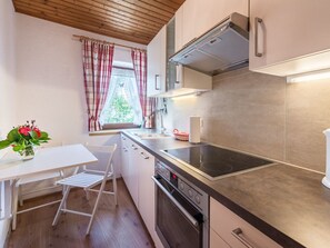 Køleskab, ovn, opvaskemaskine, køkkentøj/tallerkener/redskaber