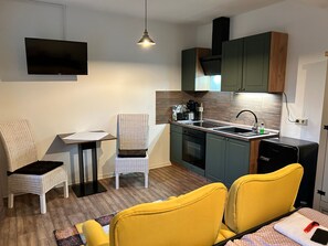 Kylskåp, ugn och grytor/köksredskap