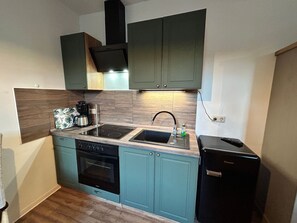 Kylskåp, ugn och grytor/köksredskap