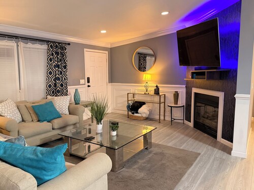 Central 2br/2bath full cozy house in safe neighborhood & plenty parking