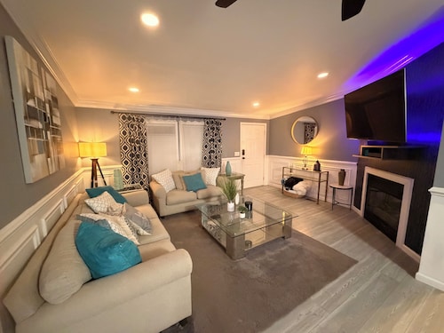 Central 2br/2bath full cozy house in safe neighborhood & plenty parking