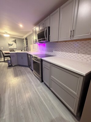 Een microgolfoven, een oven, een kookplaat