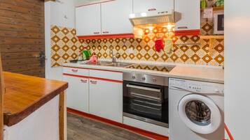 Réfrigérateur, batterie de cuisine, vaisselle et ustensiles