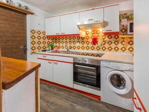 Kjøleskap og kjøkkenutstyr