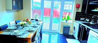 Large 4 Bed Contractor-Friendly Home | Free Parking | Near Chatham Station & M2