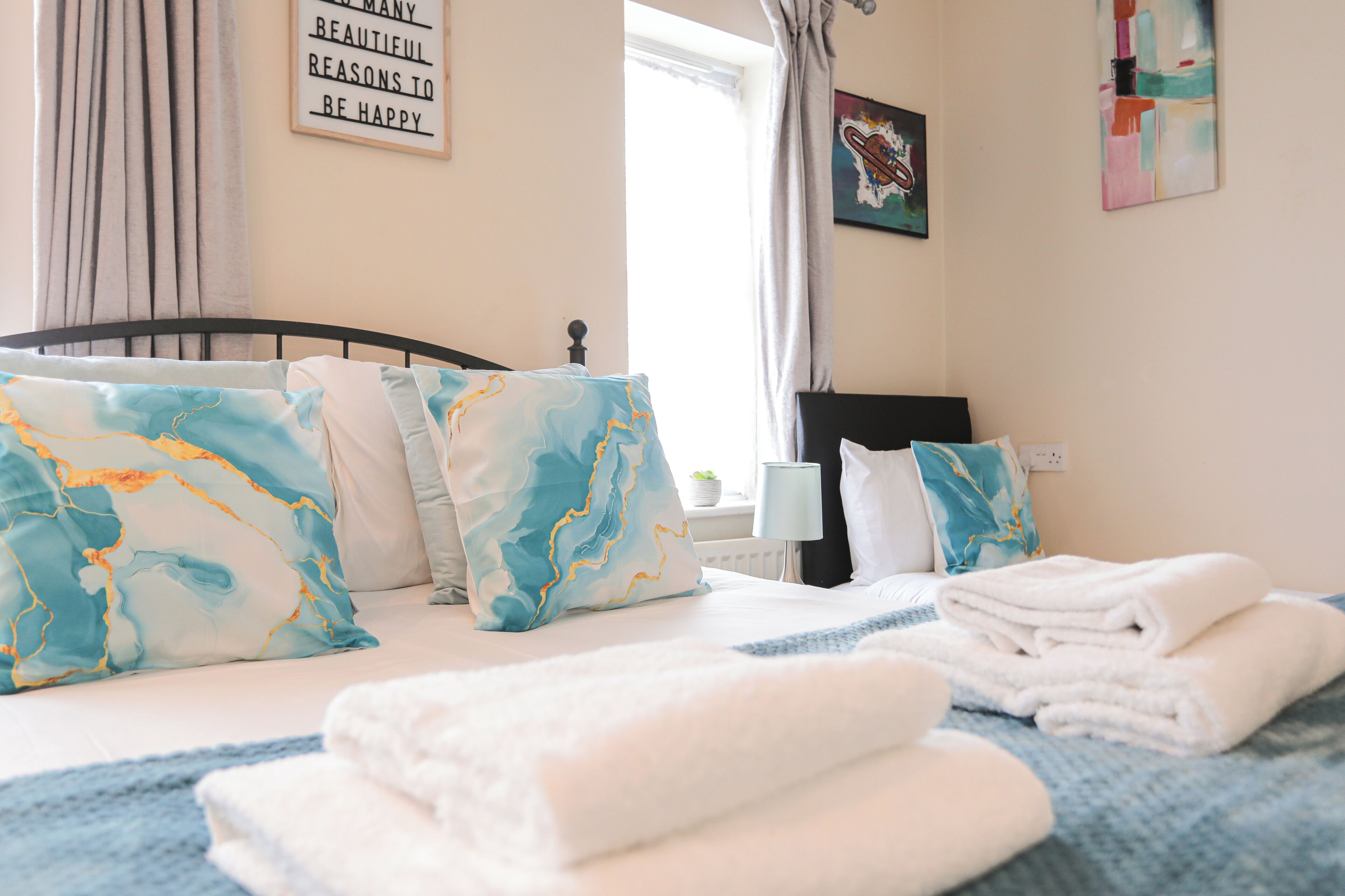 4 bedrooms, iron/ironing board, WiFi, bed sheets