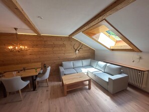 TV - FeWO Allgäu Chalet - gemütliche Hüttenatmosphäre und Schwimmbad und Sauna im Ha by Interhome (Oberstdorf)