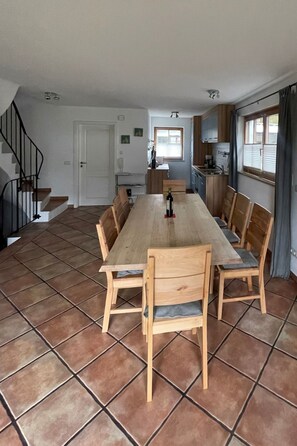 Dining - Tolles Ferienhaus in Garmisch-Partenkirchen mit Sonniger Terrasse by Interhome (Garmisch-Partenkirchen)