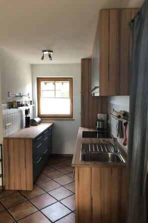 Fridge, microwave, oven, dishwasher - Tolles Ferienhaus in Garmisch-Partenkirchen mit Sonniger Terrasse by Interhome (Garmisch-Partenkirchen)