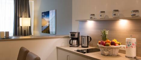 Réfrigérateur, four à micro-ondes, vaisselle et ustensiles