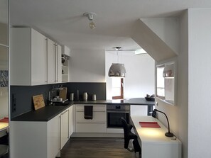 Refrigerador, lavavajillas y utensilios de cocina 