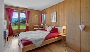 3 quartos, acesso à internet, roupa de cama