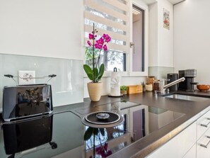 Geladeira, fogão, lava-louças, talheres/pratos/utensílios de cozinha