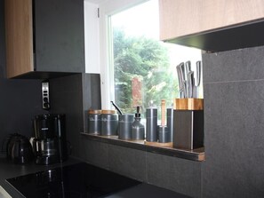 Geladeira, micro-ondas, fogão, lava-louças