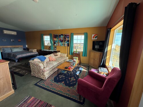 Homestead Style 1-BR cabin with AC/Heat in high desert Yucca Valley on the Mesa