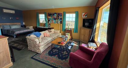 Homestead Style 1-BR cabin with AC/Heat in high desert Yucca Valley on the Mesa