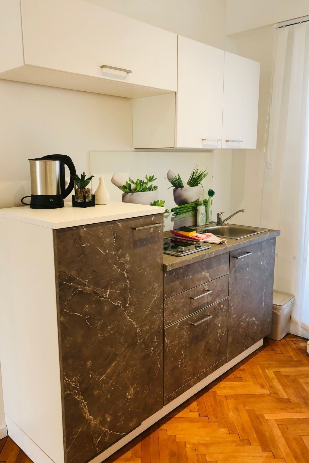 Kühlschrank, Geschirrspüler, Kochgeschirr/Geschirr/Besteck