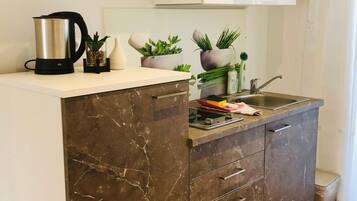 Kühlschrank, Geschirrspüler, Kochgeschirr/Geschirr/Besteck