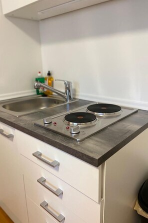 Kühlschrank, Kochgeschirr/Geschirr/Besteck