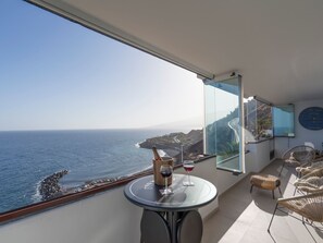 Outdoor dining - Helle Wohnung mit atemberaubender Aussicht auf das Meer und den Strand by Interhome (Radazul)