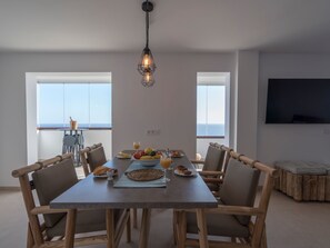 Dining - Helle Wohnung mit atemberaubender Aussicht auf das Meer und den Strand by Interhome (Radazul)